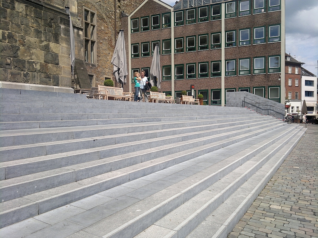 Neue Treppe hinten am Rathaus